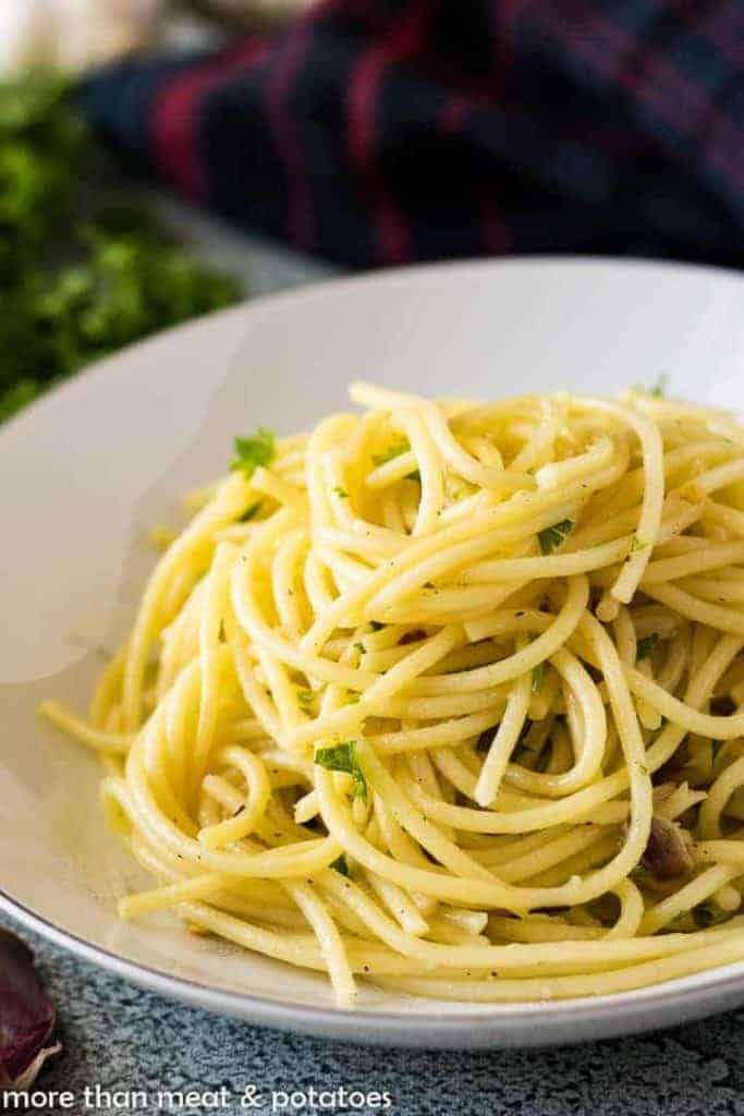 The finished roasted garlic pasta in a pasta bowl.