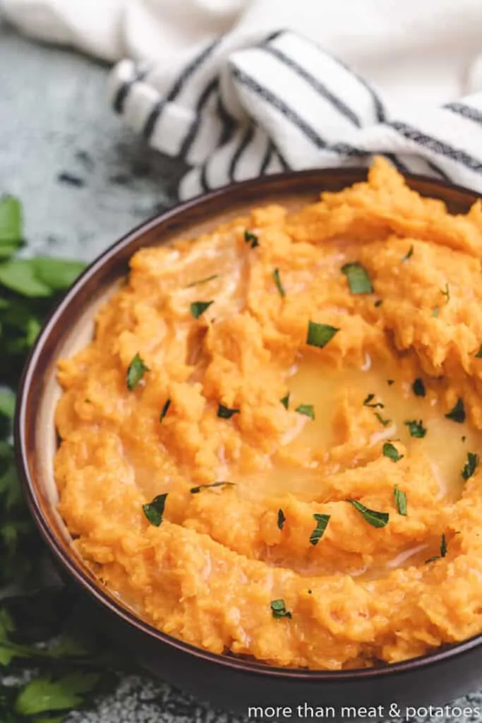 The finished mashed potatoes in a bowl.