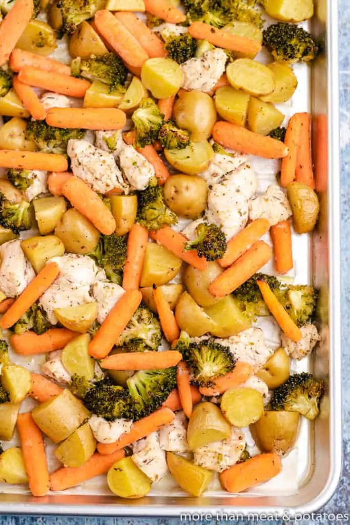 Top-down view of the freshly roasted meat and vegetables.