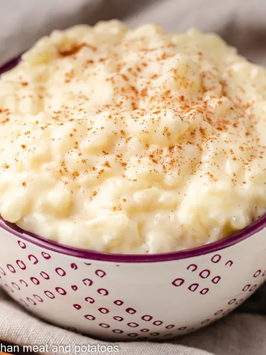 The rice pudding without eggs in a decorative bowl.
