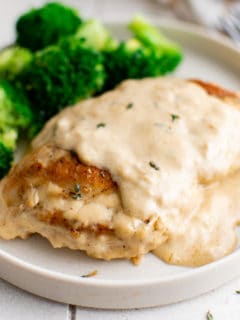 Creamy lemon chicken and broccoli on a plate.