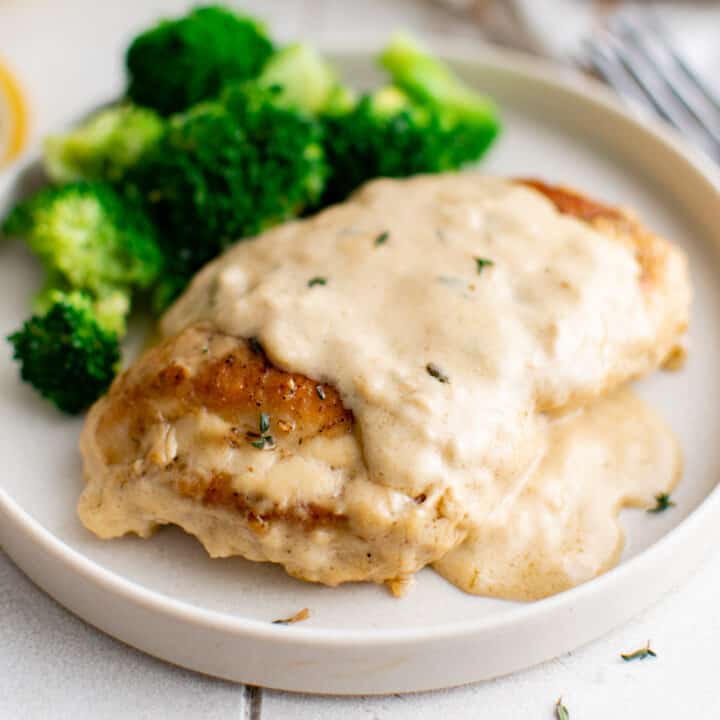 Creamy lemon chicken and broccoli on a plate.