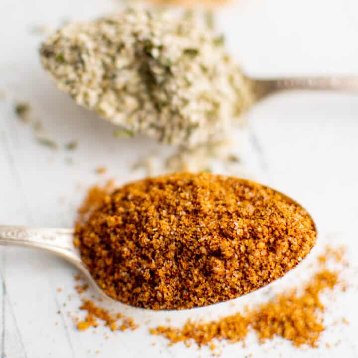 Spice blends on spoons.
