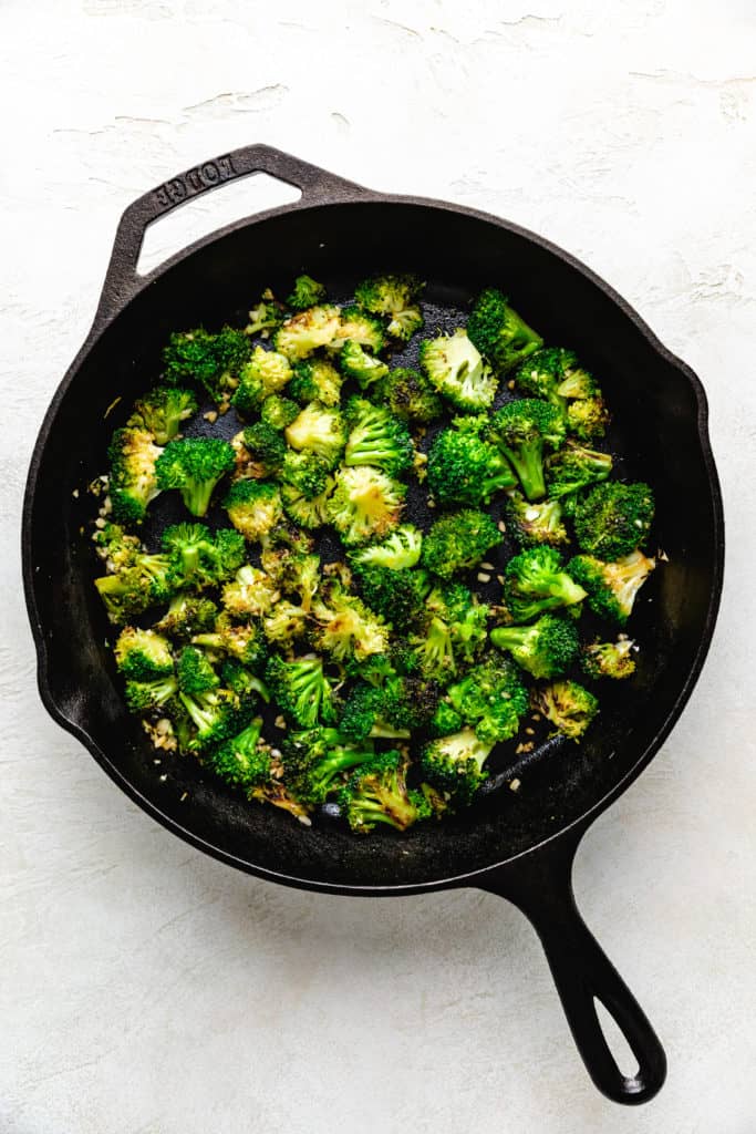 Broccoli in cast iron with garlic and lemon.