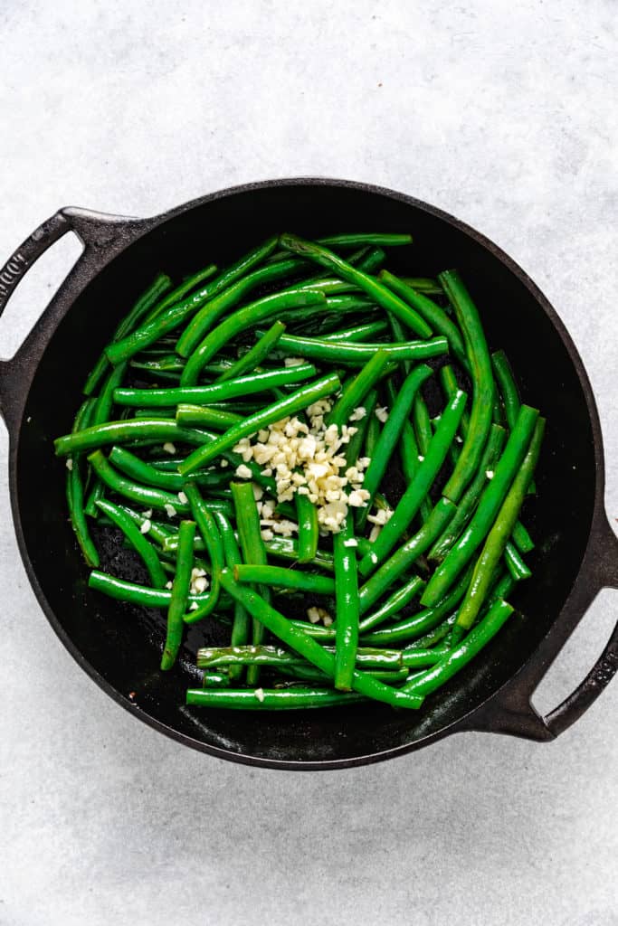Green beans and garlic in a pan.