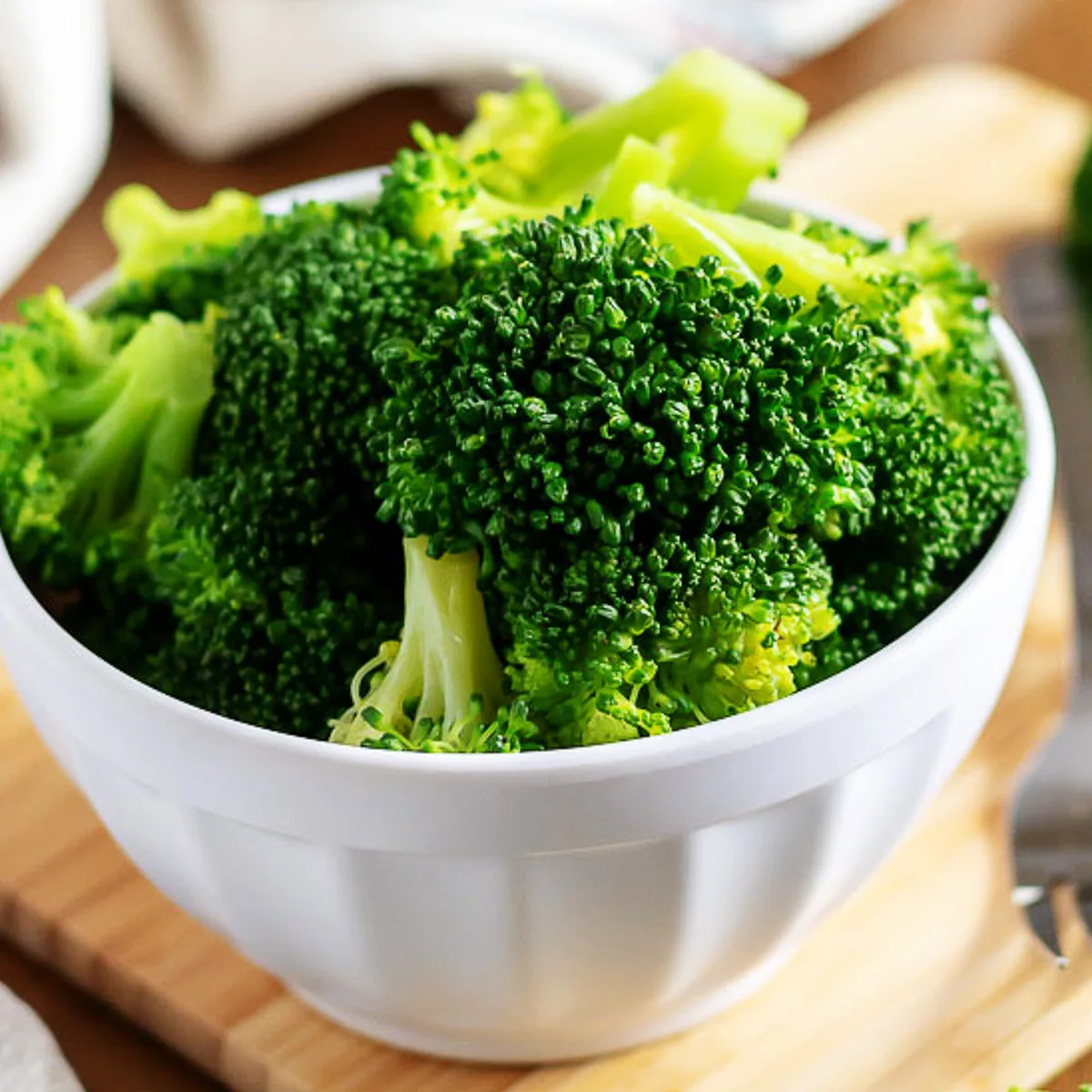 Close up view of a bowl of fresh broccoli.