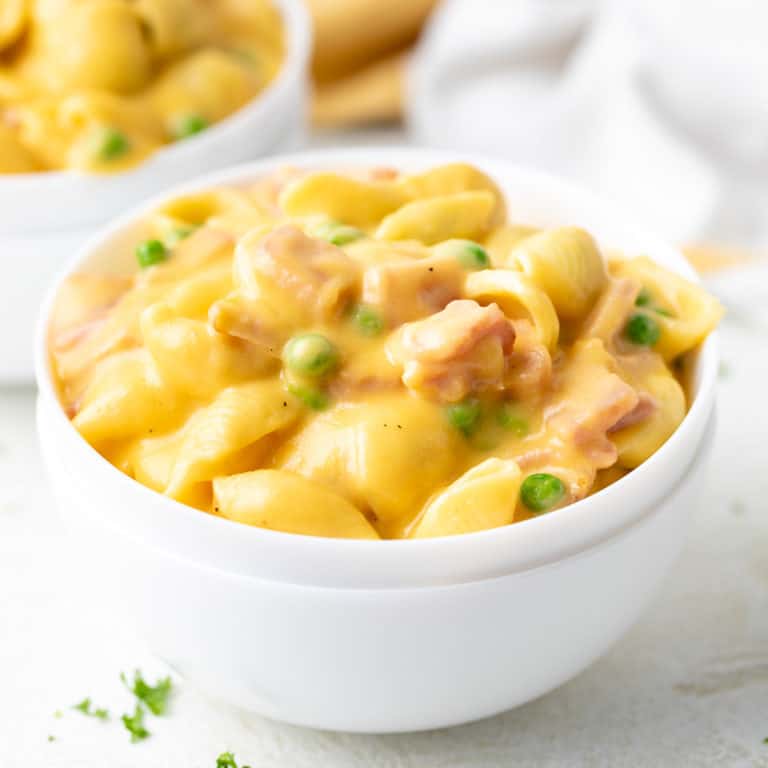Close up view of a bowl of mac and cheese.