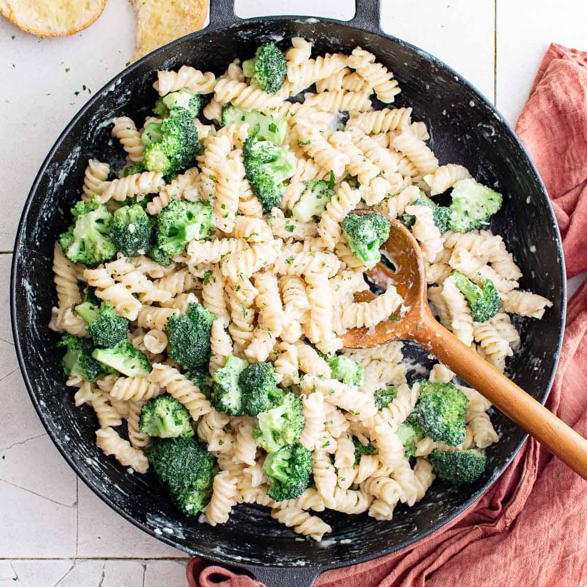 Broccoli mozzarella pasta