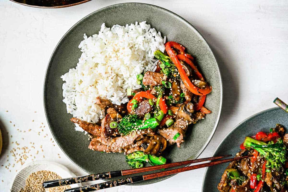 Beef with broccoli in garlic sauce with rice.