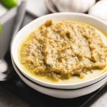 A bowl of creamy hatch green chile sauce featuring roasted hatch chiles.