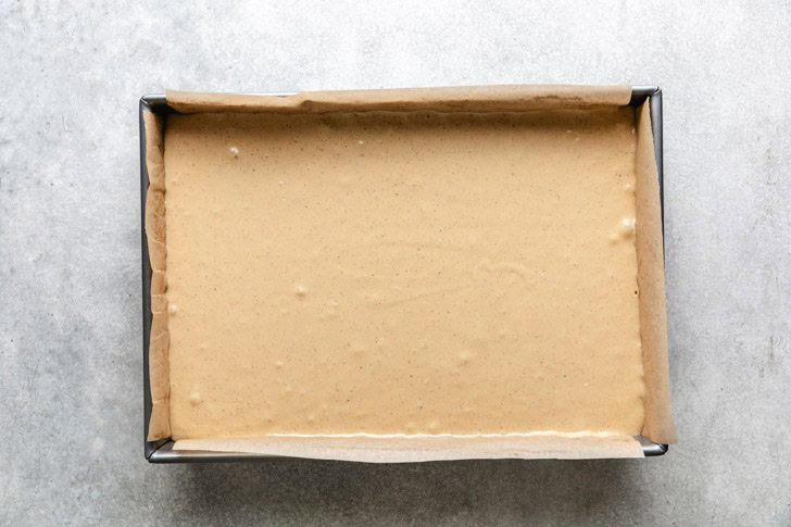 Gingerbread cheesecake filling poured over gingersnap crust.