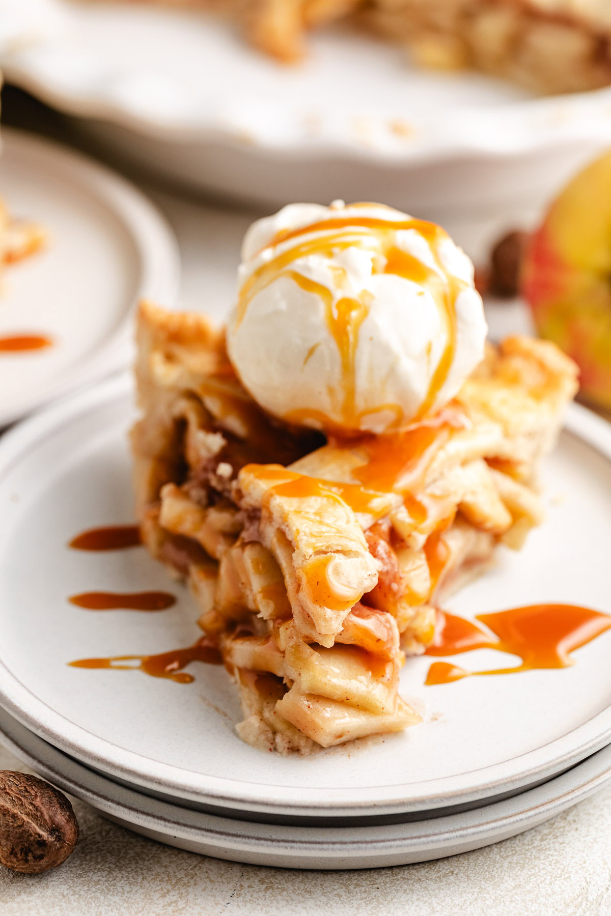 Ice cream and caramel on pie.